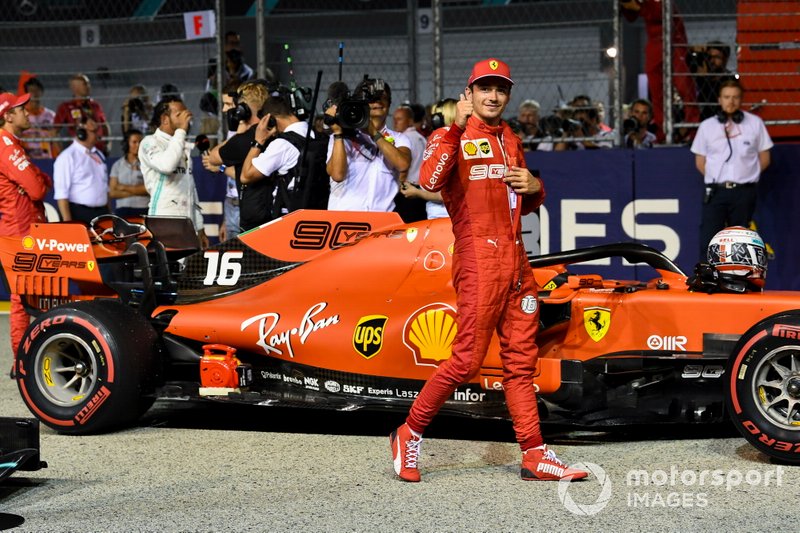 Charles Leclerc, Ferrari, celebra la pole en Singapur.
