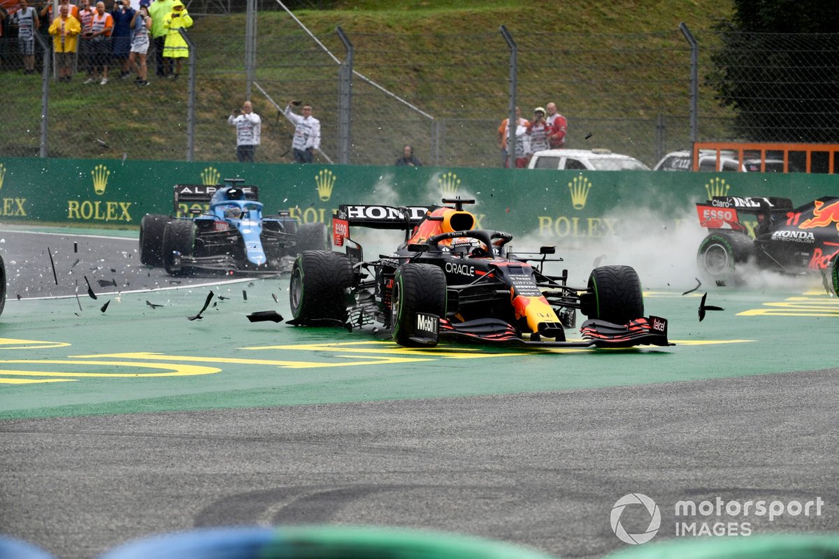 Max Verstappen loopt veel schade op bij een incident in de eerste bocht.