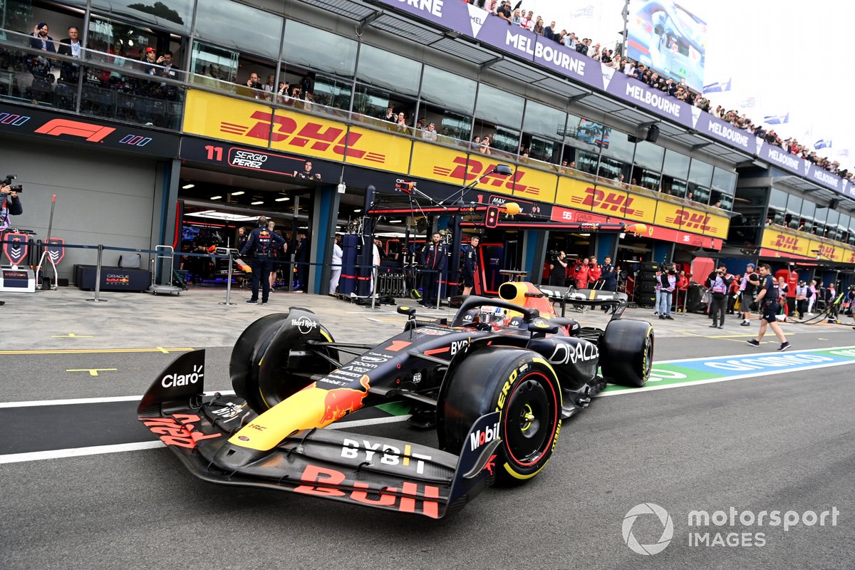 Max Verstappen sale a pista en el Albert Park.