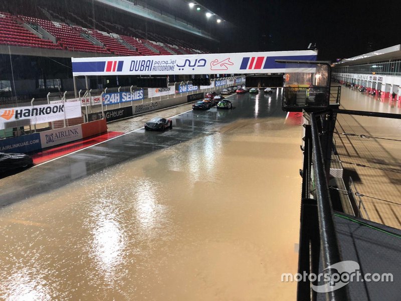 Les voitures sur la pitlane inondée