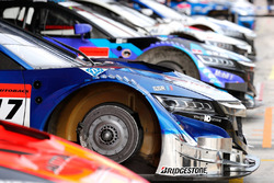 Autos der Super-GT in der Boxengasse