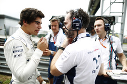 Lance Stroll, Williams, talks to engineers