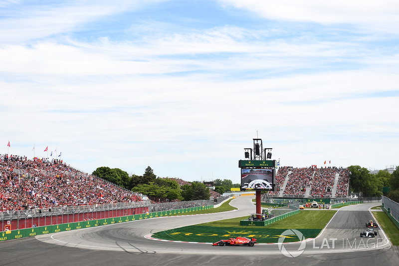Sebastian Vettel, Ferrari SF71H di depan Valtteri Bottas, Mercedes-AMG F1 W09