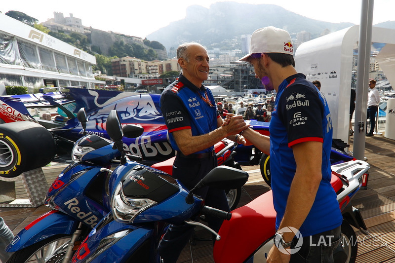 Guenther Steiner Director del equipo, Haas F1 Team, con Pierre Gasly, Toro Rosso