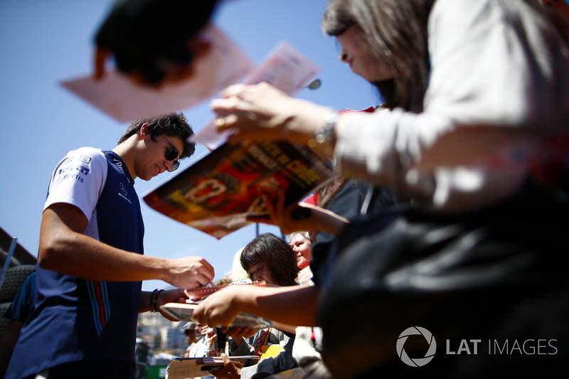 Lance Stroll, Williams Racing signe des autographes