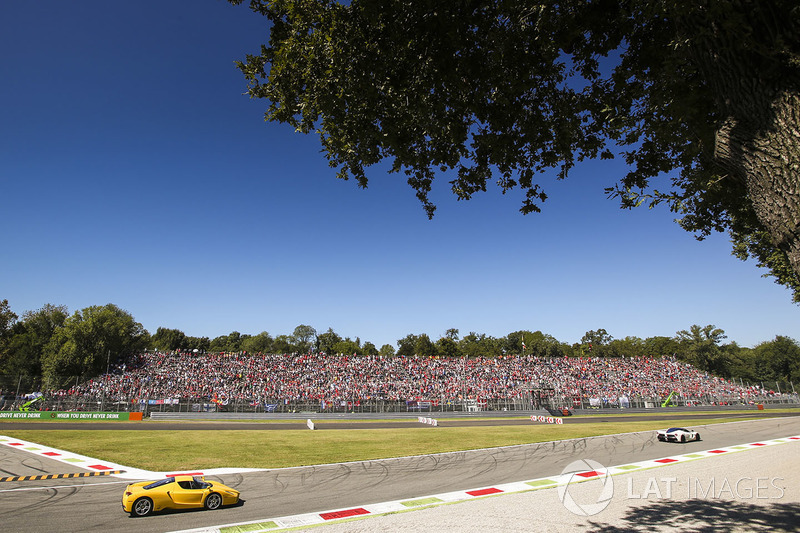 Classic sportscar parade