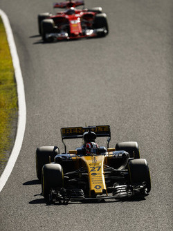 Нико Хюлькенберг, Renault Sport F1 Team RS17, и Кими Райкконен, Ferrari SF70H