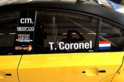 De WTCC-wagen van Tom Coronel, ROAL Motorsport wordt bestickerd