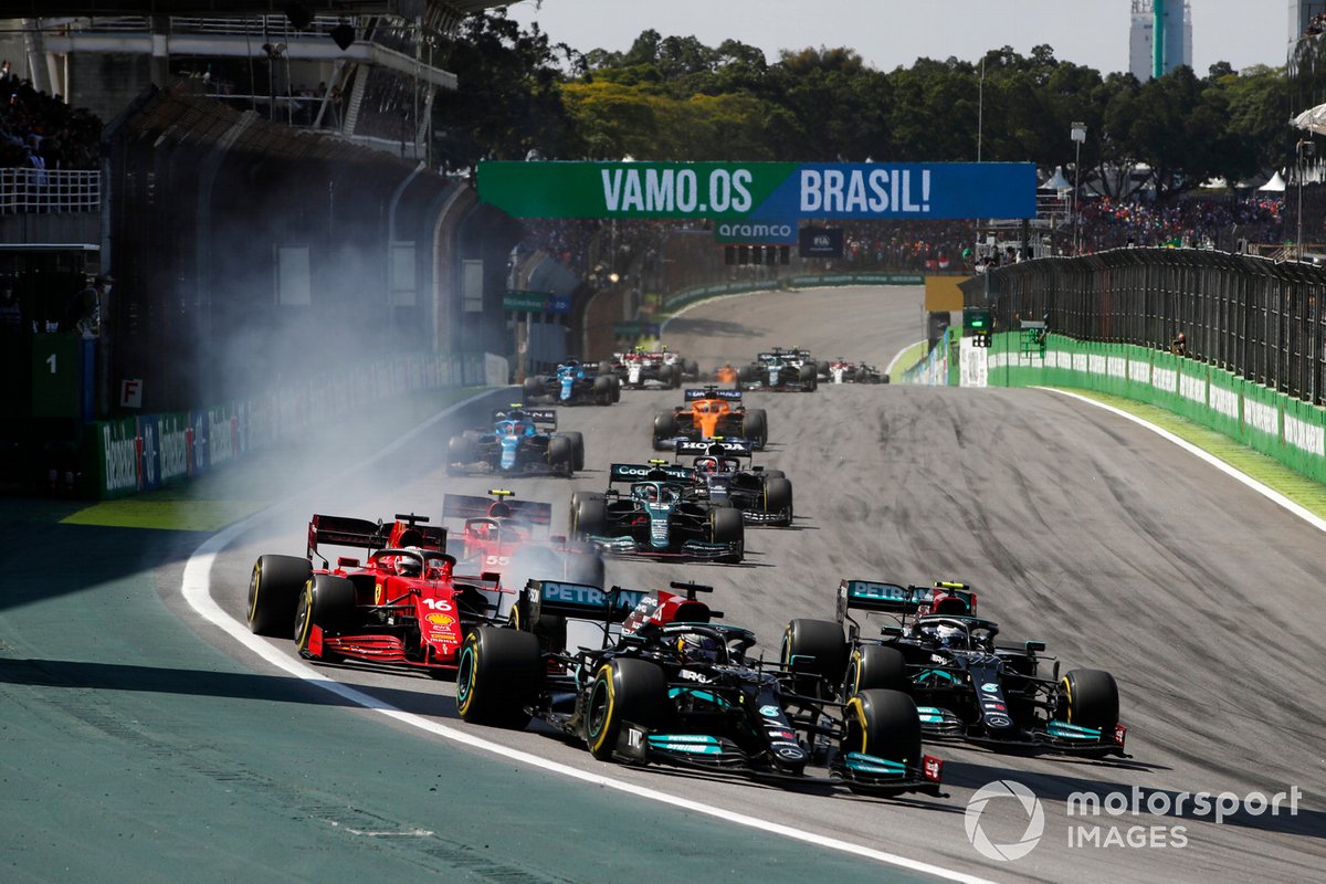 Lewis Hamilton, Mercedes W12, Valtteri Bottas, Mercedes W12, Charles Leclerc, Ferrari SF21, Carlos Sainz Jr., Ferrari SF21, y el resto del pelotón tras el coche de seguridad.