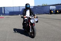 Lewis Hamilton, Mercedes AMG F1 arriva sulla sua MV Agusta Dragster RR LH44 Limited Edition