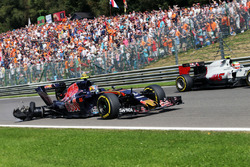 Carlos Sainz Jr., Scuderia Toro Rosso STR11 met een lekke band en schade