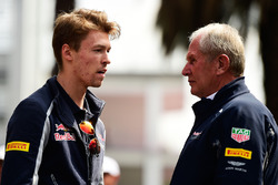 (L naar R): Daniil Kvyat, Scuderia Toro Rosso met Dr Helmut Marko, Red Bull Motorsport Consultant
