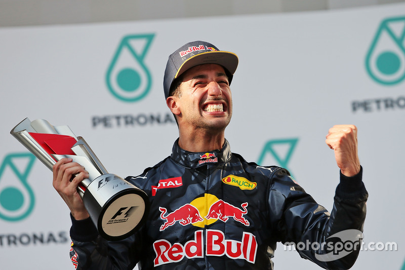 Il vincitore della gara Daniel Ricciardo, Red Bull Racing festeggia sul podio