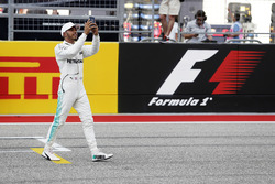 Pole: Lewis Hamilton, Mercedes-Benz F1 W08, parc ferme
