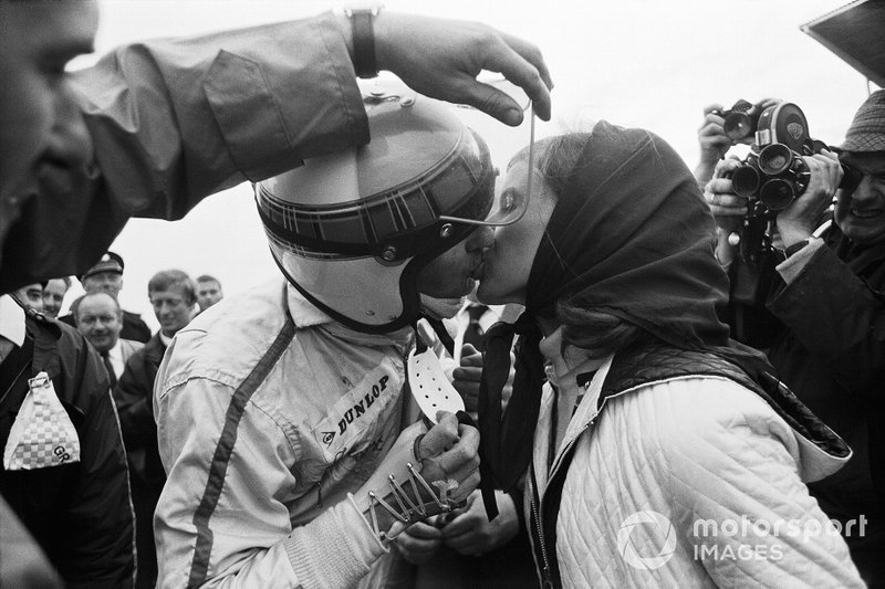 Jackie Stewart krijgt na zijn overwinning in '68 een kus van zijn vrouw Helen.