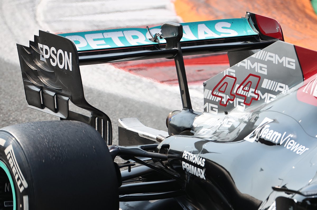 Detalle del alerón traseros del Mercedes W12 de Lewis Hamilton