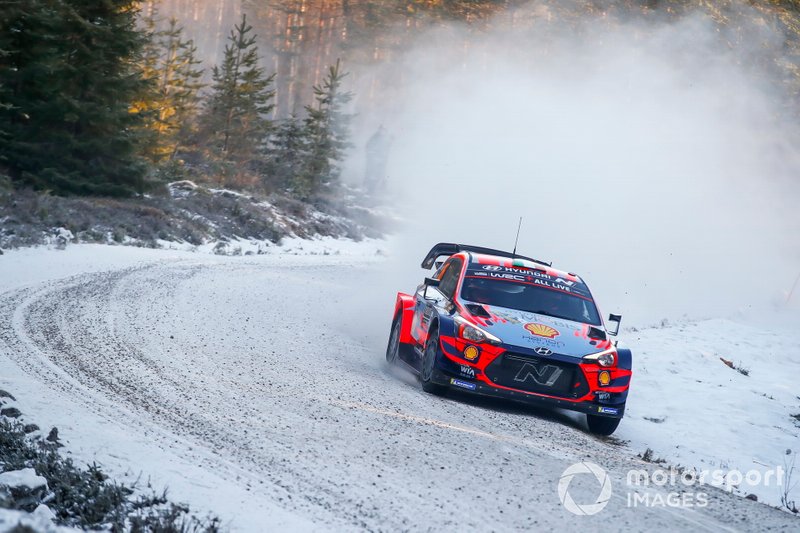 Pereli Hyundai Motorsport, Craig Breen, dan navigatornya, Paul Nagle, piawai mengemudikan mobil i20 Coupe WRC di atas permukaan bersalju atau es.