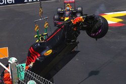 Daniel Ricciardo, Red Bull Racing RB12 passeeert de RB12 van Max Verstapen na de crash