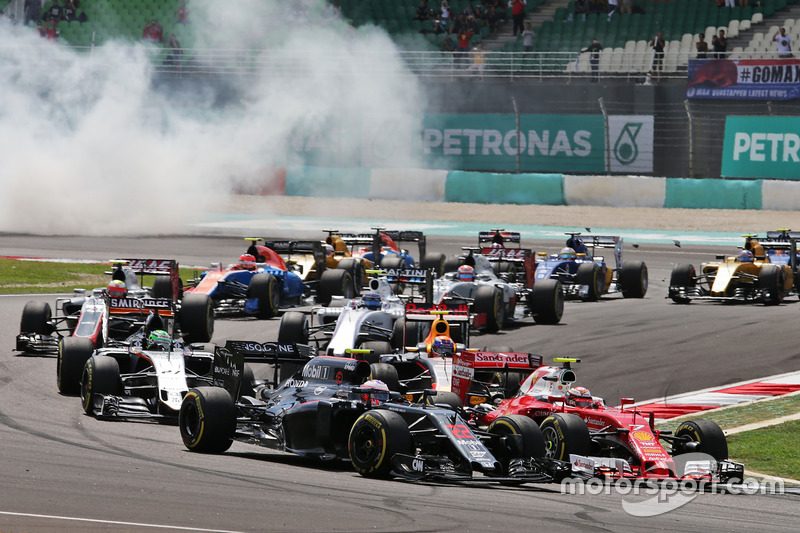 Jenson Button, McLaren MP4-31 e Kimi Raikkonen, Ferrari SF16-H alla partenza della gara