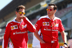 Sebastian Vettel, Ferrari maakt wandeling op het circuit met het team