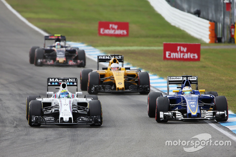 Felipe Massa, Williams FW38 e Marcus Ericsson, Sauber C35 lottano per la posizione
