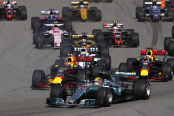 Lewis Hamilton, Mercedes AMG F1 W08; Max Verstappen, Red Bull Racing RB13; Daniel Ricciardo, Red Bul