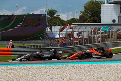 Kevin Magnussen, Haas F1 Team VF-17 ve Fernando Alonso, McLaren MCL32