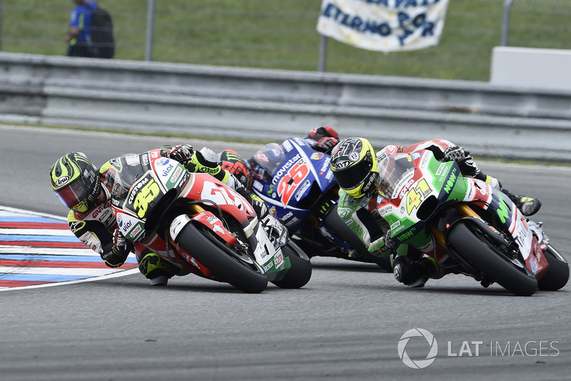 Crutchlow, Aleix Espargaro'yu geçiyor, Aprilia Racing Team Gresini
