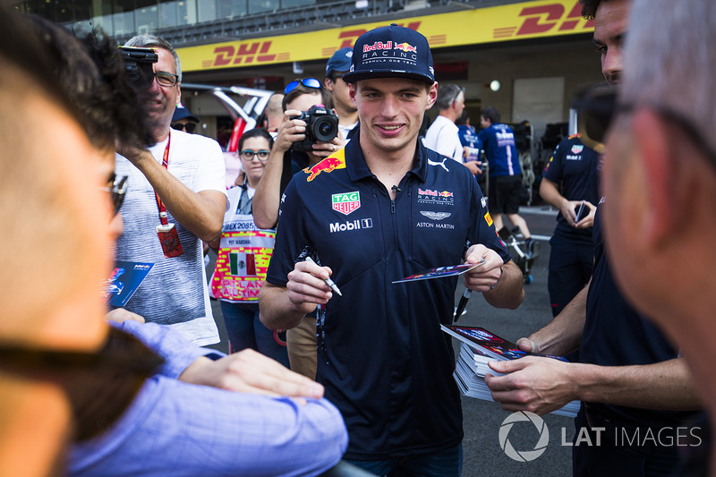 Max Verstappen, Red Bull Racing, firma de autógrafos para los aficionados