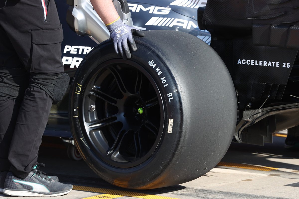 De banden met 18 inch velgen op de Mercedes van Lewis Hamilton.