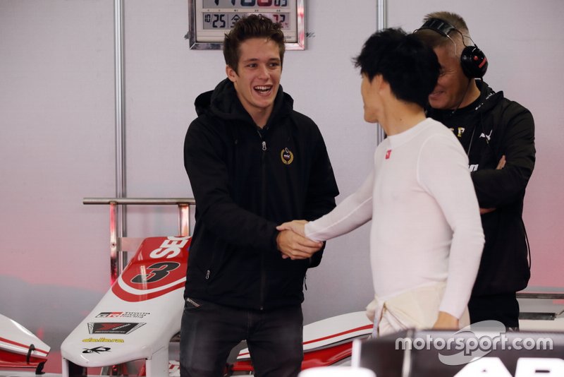 KONDO RACINGのピットガレージに姿を見せ、国本雄資と握手を交わすフェネストラズ(スーパーフォーミュラ最終戦鈴鹿)