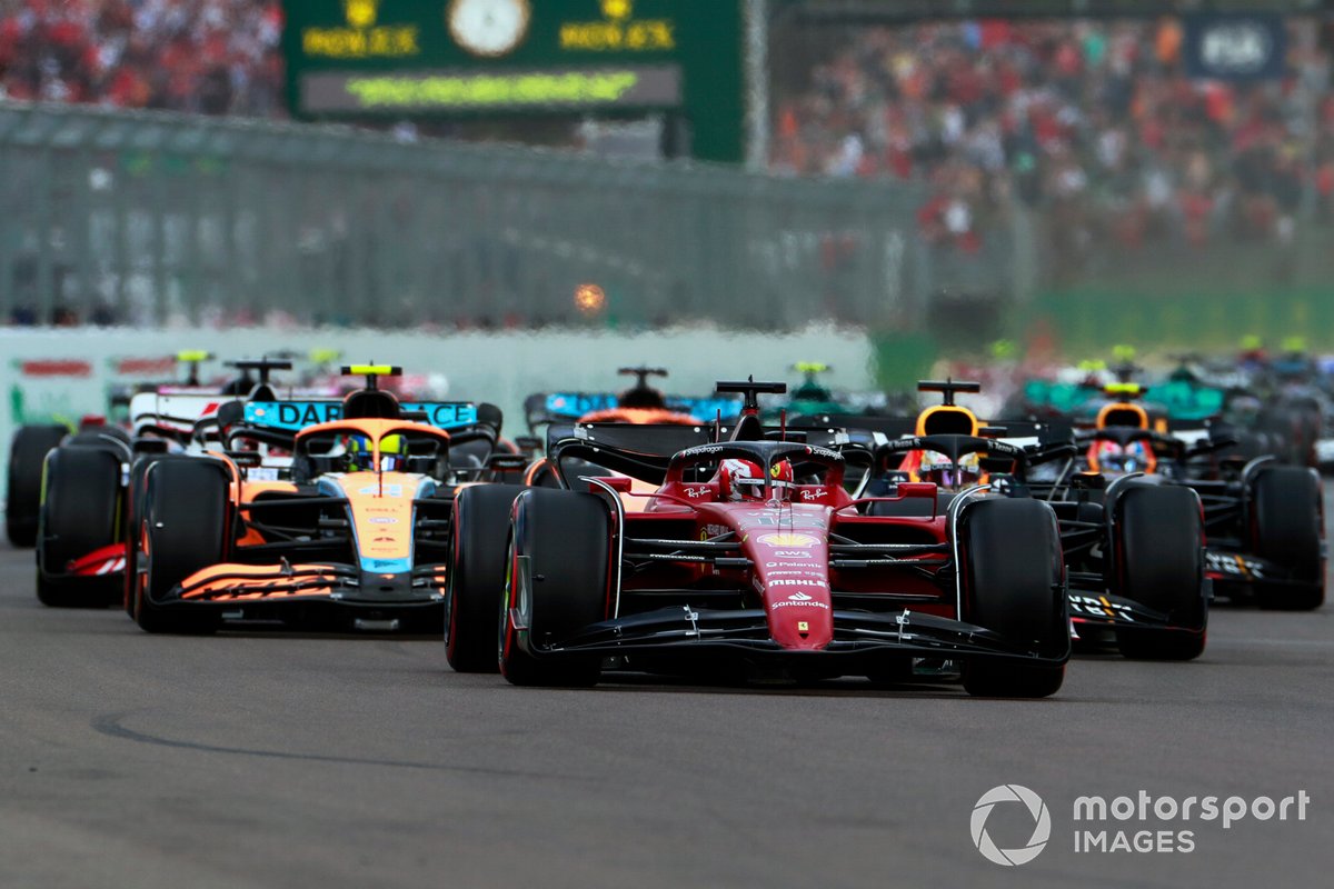 Charles Leclerc, Ferrari F1-75, lidera el pelotón