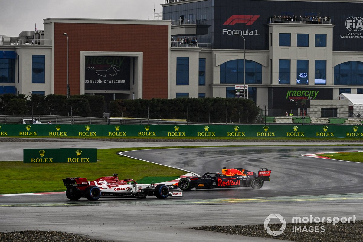 Max Verstappen, Red Bull Racing RB16, spins ahead of Kimi Raikkonen, Alfa Romeo Racing C39