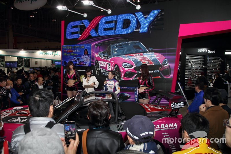 東京オートサロンのEXEDYブースでトークショーを行う三浦愛