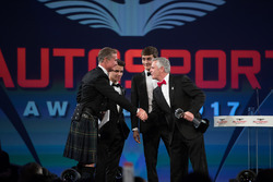 Lando Norris ve George Russell sahnede ve Derek Warwick