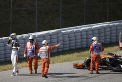 Oficiales de pista asisten a Fernando Alonso, McLaren MCL32 al tener con problemas de motor