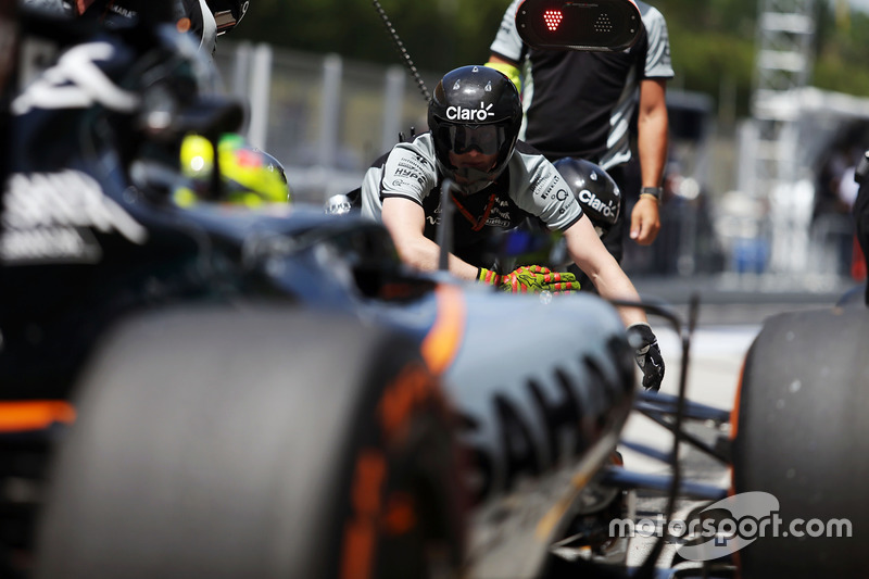 Sergio Perez, Sahara Force India F1 VJM09 practices a pit stop