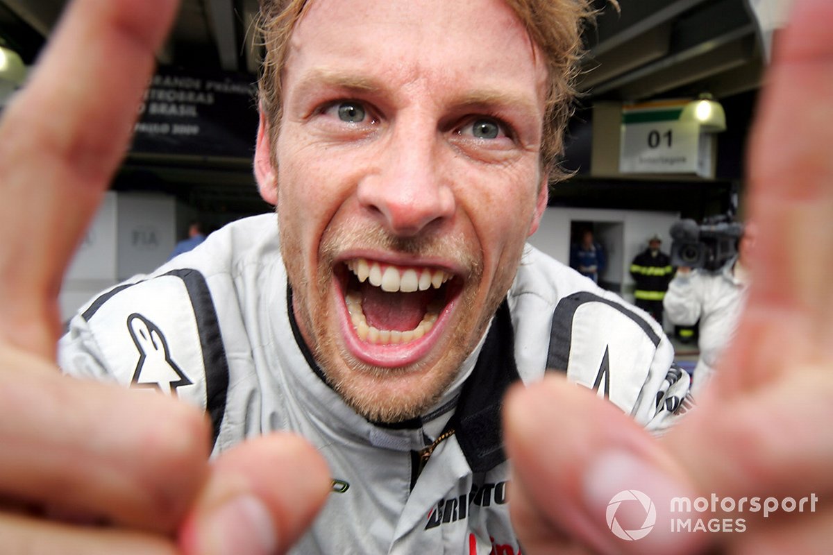 Jenson Button, merayakan titel juara dunia F1 2009 bersama Tim Brawn Grand Prix di parc ferme.
