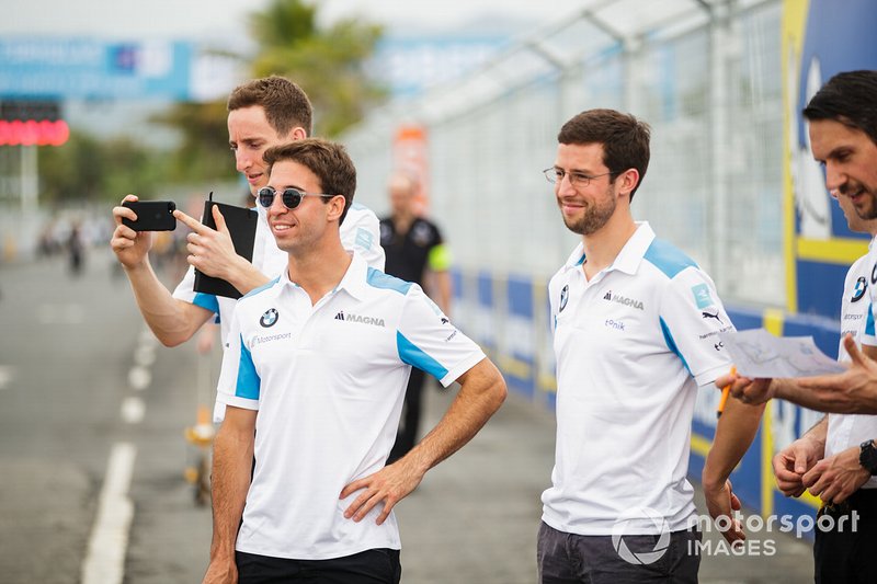 Antonio Felix da Costa, BMW I Andretti Motorsports, Alexander Sims, BMW I Andretti Motorsports, font un trackwalk avec des membres d'équipe