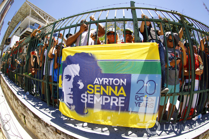 Taraftarlar ve Aryton Senna bayrağı