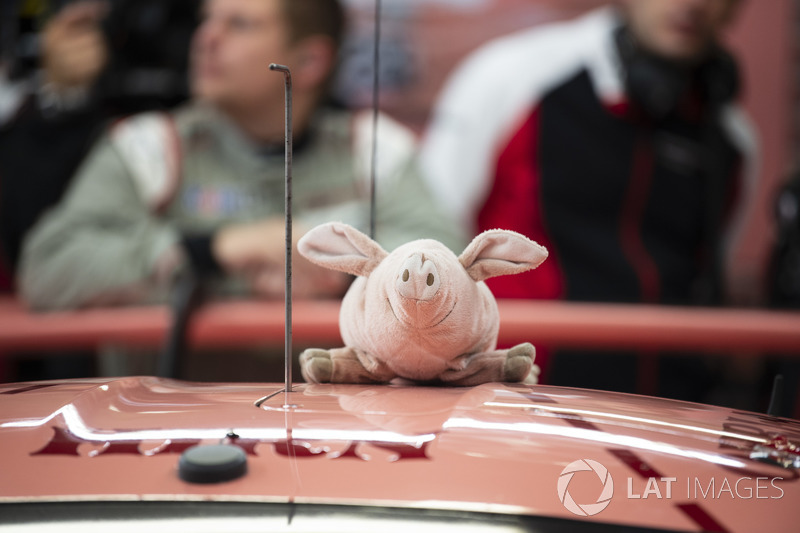 #92 Porsche GT Team Porsche 911 RSR: Michael Christensen, Kevin Estre, Laurens Vanthoor, pink pig mascot