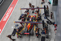 Daniel Ricciardo, Red Bull Racing RB13 pit stop