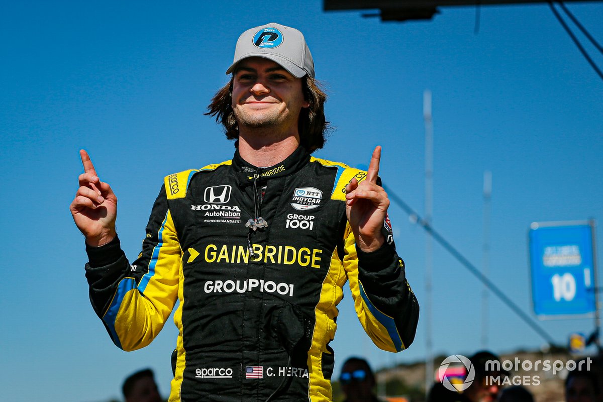 Ganador de la pole position Colton Herta, Andretti Autosport w/ Curb-Agajanian Honda, con el trofeo NTT P1 Pole Award