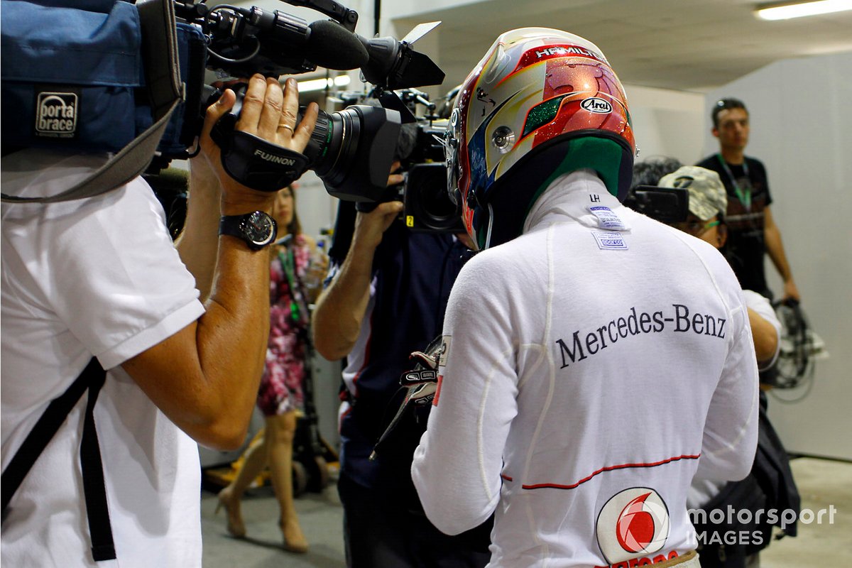 Lewis Hamilton, McLaren, dans le paddock du GP de Singapour 2012 après son abandon