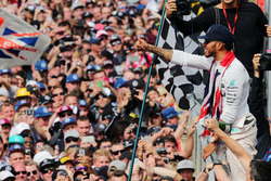 Переможець Льюіс Хемілтон, Mercedes AMG F1 святкує з фанатами