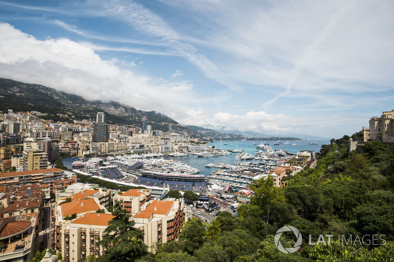 Vue de la piste et du port