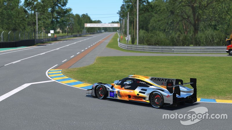 De auto van Team Redline Orange op het Circuit de la Sarthe.