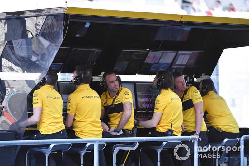 Cyril Abiteboul, directeur général Renault Sport F1 sur le muret des stands