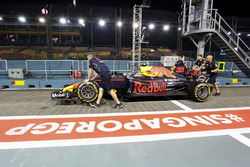Mechaniker am Auto von Max Verstappen, Red Bull Racing RB13