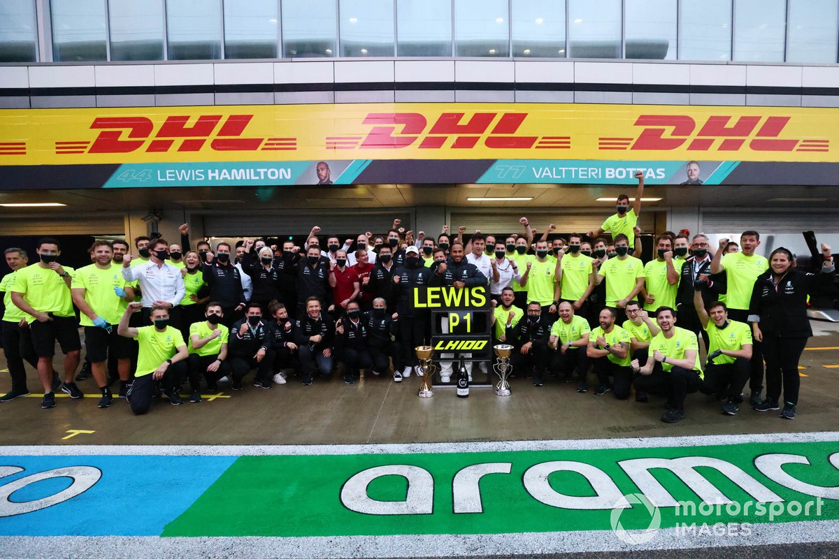 Valtteri Bottas, Mercedes, Lewis Hamilton, Mercedes, primo classificato, e il team Mercedes festeggiano la vittoria